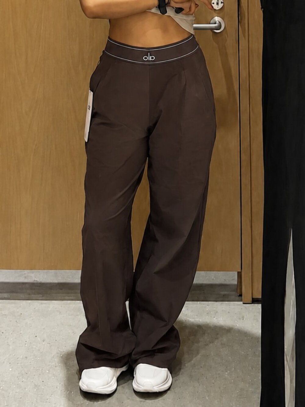 NWT Alo Yoga Suit Up Trouser Espresso 🌰🤎 Wide Leg Brown Pants Relaxed Fit - Picture 8 of 8